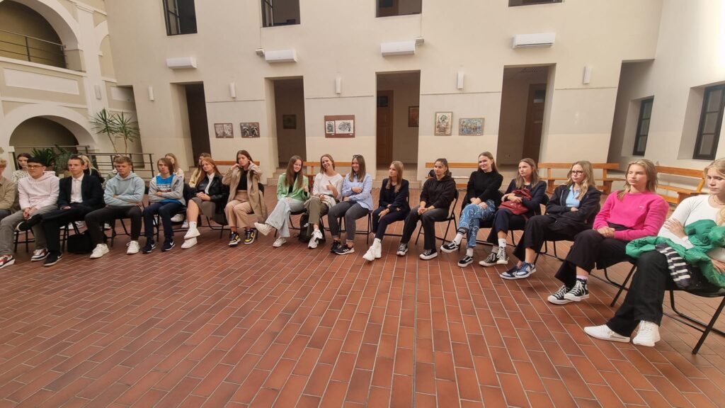 Nuotrauka mokiniai sėdintys  rate  